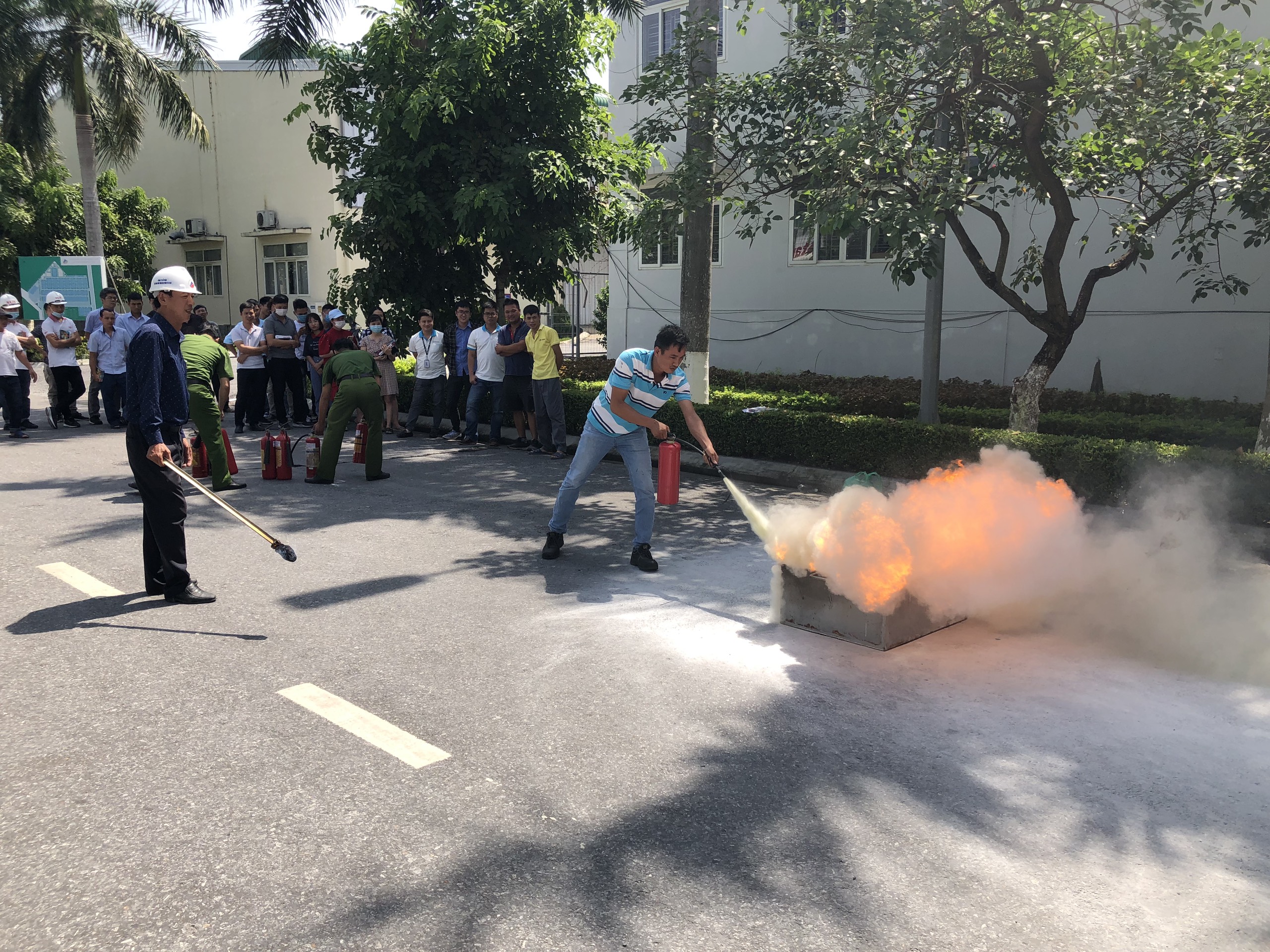 Tuyên truyền kiến thức về PCCC và cứu nạn, cứu hộ cho 20 đơn vị thuê nhà xưởng (phường Hải Thành - quận Dương Kinh)